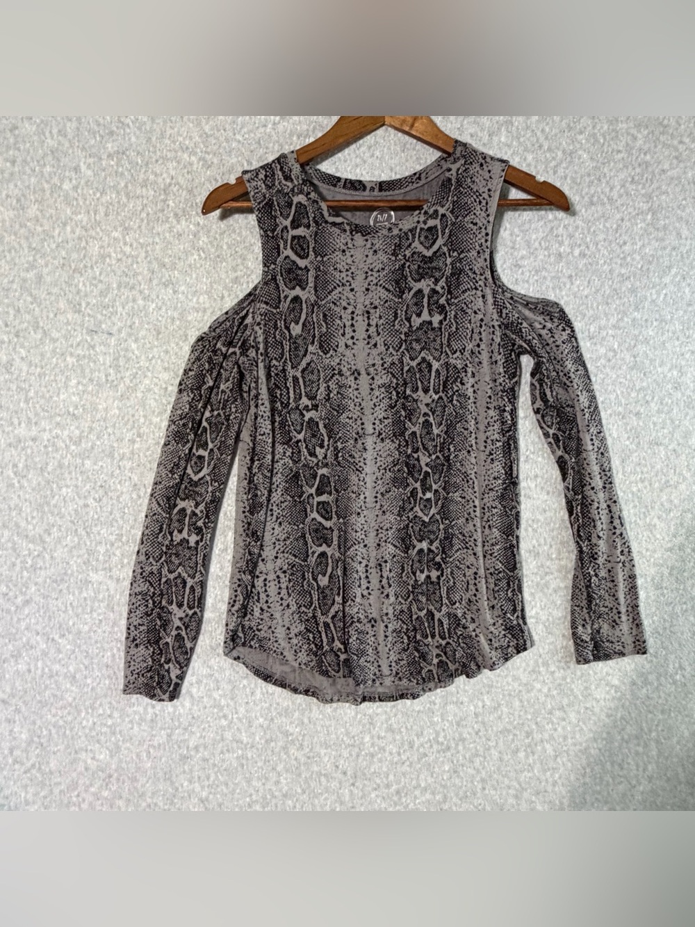 Maurices Gray Snake-Print Cold-Shoulder Long Sleeve Top xs